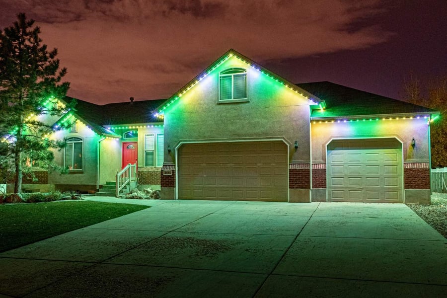 a home that has a green and gold Trimlight pattern