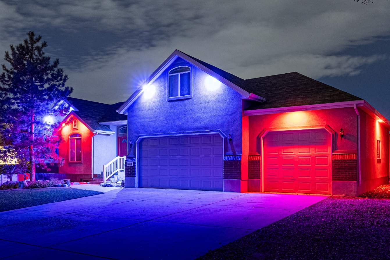 a home that has downlighting Trimlight with the colors red and blue zoning on the home.